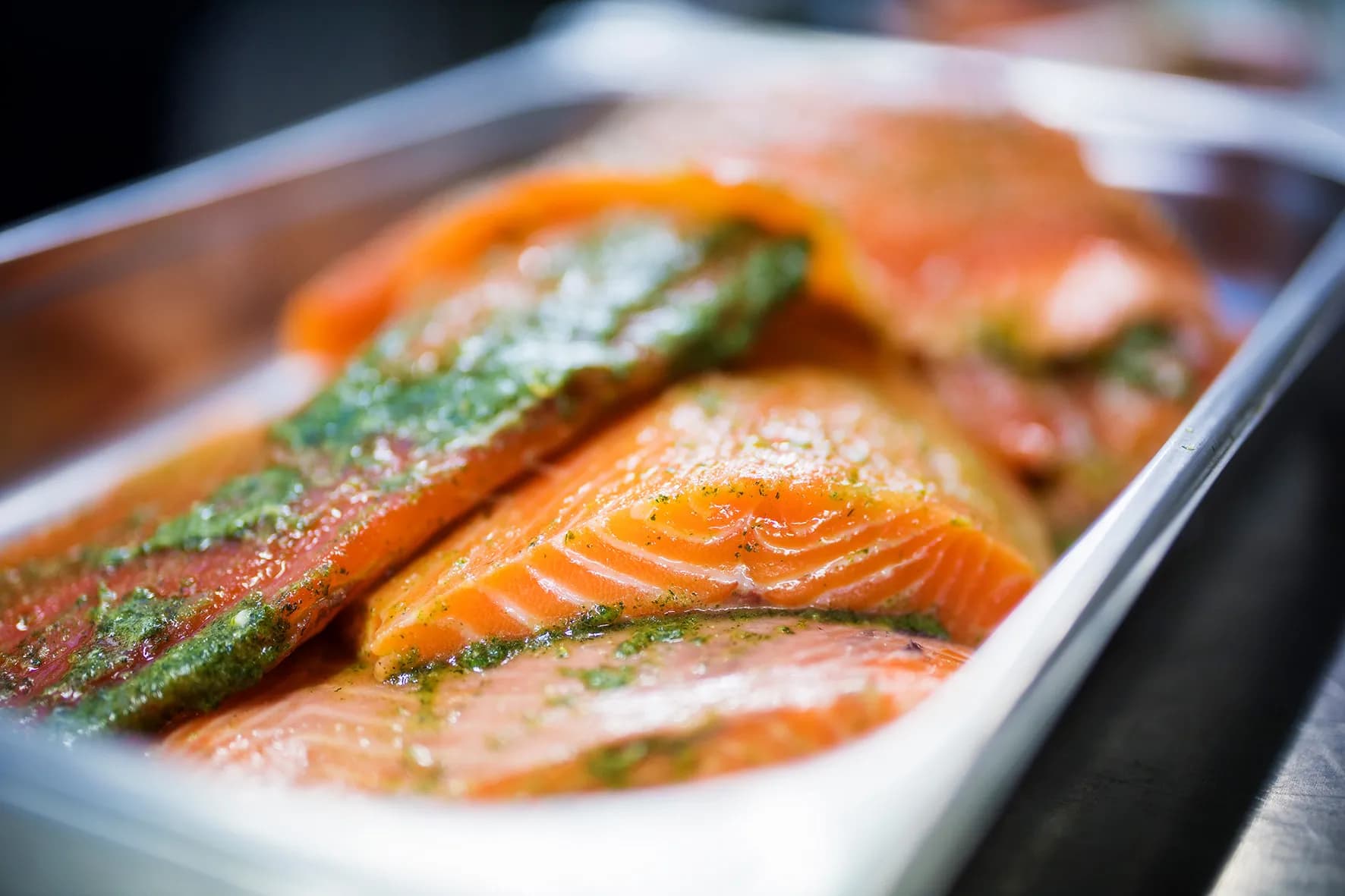 Gebeizter Lachs in einer Schale